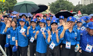 Thanh niên tình nguyện Thủ đô tham gia phục vụ các hoạt động kỷ niệm 80 năm Cách mạng Tháng Tám và Quốc khánh 2/9 Ảnh: Hồng Vĩnh 