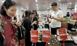 Người dân TPHCM tấp nập mua sắm sau khi hàng nghìn mặt hàng được giảm giá tới 80% nhằm kích cầu tiêu dùng ảnh: U.P