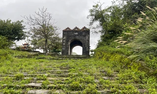 Một miếu thờ được lập lên ngay cạnh Hoành Sơn quan gây lộn xộn, nhếch nhác di tích 