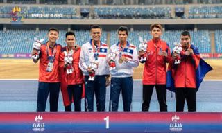 Vận động viên Vũ Tiến Mạnh (thứ hai từ trái qua) tại Đại hội thể thao Người khuyết tật Đông Nam Á (ASEAN Para Games 12) 