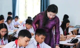 Cô Nguyễn Thị Thu Huyền trong một giờ dạy học 