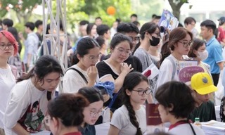 Thí sinh tìm hiểu thông tin tuyển sinh ĐH năm 2025 Ảnh: NHƯ Ý 