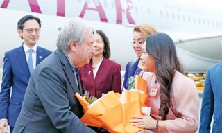 Trưa 24/10/2025, Tổng Thư ký LHQ António Guterres đến Hà Nội bắt đầu thăm chính thức Việt Nam theo lời mời của Chủ tịch nước Lương Cường và tham dự Lễ mở ký Công ước LHQ về chống tội phạm mạng Ảnh: TTXVN