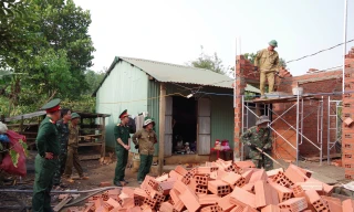 Bộ đội Trung đoàn 48 (Sư đoàn 320, Quân đoàn 34) xây nhà mới cho đồng bào nghèo ở tỉnh Gia Lai 