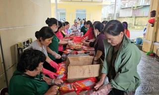 Các tình nguyện viên tích cực chuẩn bị hàng nghìn suất cơm cứu trợ người dân vùng lũ