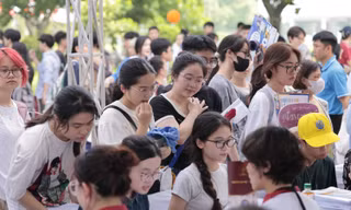 Thí sinh tìm hiểu thông tin tuyển sinh ĐH năm 2025 Ảnh: NHƯ Ý 