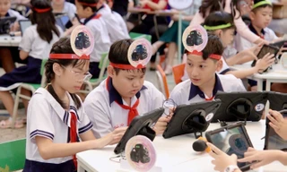 Mỗi học sinh được trang bị một thiết bị học tập riêng trong lớp học số ICLASS Ảnh: ISMART 