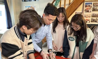 Nguyễn Viết Kiên (thứ 2, từ trái qua) gói bánh chưng cùng du học sinh Việt Nam tại Lyon (Pháp)