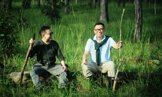 Ông Nguyễn Lâm Viên - Chủ tịch kiêm TGĐ Công ty Vinamit (phải), người tiên phong trong lĩnh vực sản xuất, chế biến và đưa nông sản sấy khô Việt Nam ra toàn cầu. Ông cũng là người sáng lập và kiên trì đeo đuổi chương trình Thực phẩm thay đổi sự sống và các bạn trẻ tham gia chương trình Ảnh: Hà Kin