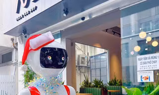 Robot phục vụ món phở tại Lễ hội văn hóa ẩm thực Hà Nội 2024 Ảnh minh họa: INT