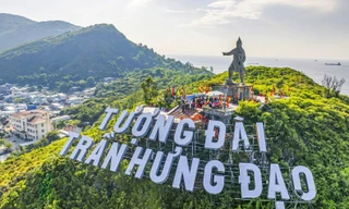Tượng Trần Hưng Đạo trên bán đảo Phương Mai, bên cửa biển Quy Nhơn. Ảnh: Dũng Nhân