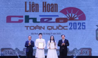 Nam, nữ diễn viên đoạt giải xuất sắc được trao cho NSƯT Quốc Phòng (Nhà hát Chèo Hà Nội) và NSƯT Quỳnh Mai (Nhà hát Chèo Bắc Ninh)