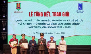 Thượng tướng Trần Quốc Tỏ (thứ ba từ phải sang) và nhà thơ Nguyễn Quang Thiều trao giải cho 4 tác giả đoạt giải A