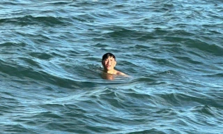 Anh Lê Văn Sanh lúc được cứu không có áo phao, anh đã bơi bộ khoảng 24 giờ liên tục Ảnh: Nguyễn Ngọc 