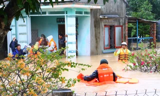 Bộ đội Hải quân đưa người dân ra khỏi vùng nguy hiểm 