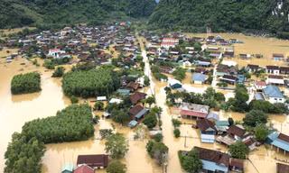 Mưa lũ tại miền Trung gây thiệt hại nặng nề về người và tài sản, nhiều khu vực bị chia cắt, hàng chục nghìn hộ dân chìm trong ngập lụt 