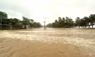 Tình trạng ngập lụt ven biển tại Cửa Lò, Nghệ An do nước dâng và sóng lớn trong cơn bão số 5, tháng 8/2025Ảnh: Phạm Trường 