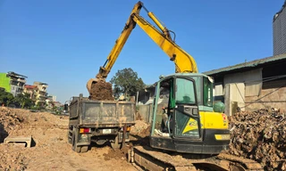 Công nhân thi công hạng mục kênh La Khê