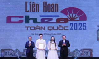 Nam, nữ diễn viên đoạt giải xuất sắc được trao cho NSƯT Quốc Phòng (Nhà hát Chèo Hà Nội) và NSƯT Quỳnh Mai (Nhà hát Chèo Bắc Ninh)