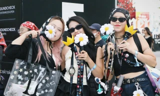 Nhiều khán giả nữ trang điểm, ăn vận lộng lẫy đi gặp thần tượng Ảnh: GIA LINH 