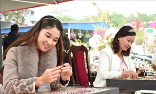 Ở trung tâm huyện Lục Yên, tỉnh Yên Bái cũ (nay là tỉnh Lào Cai) có một phiên chợ độc nhất vô nhị - bán mặt hàng duy nhất là đá quý (ảnh nhỏ: ruby Lục Yên) Ảnh: TTXVN 