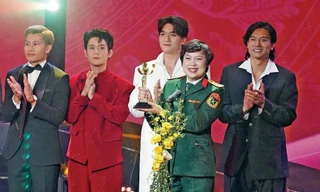 Mưa đỏ nhận giải Bông sen Vàng