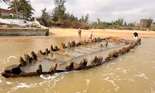 Tàu cổ trồi lên ở bãi biển Hội An sau thời gian mất dấu