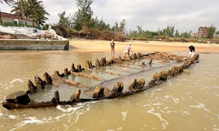 Tàu cổ trồi lên ở bãi biển Hội An sau thời gian mất dấu