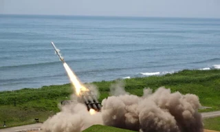 Quân đội Nhật Bản thử nghiệm tên lửa tầm ngắn trên đảo Hokkaido hồi tháng 6/2025 Ảnh: AP