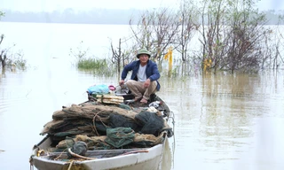 Con thuyền nhỏ vừa là phương tiện mưu sinh, vừa giúp vợ chồng anh Mạnh đi cứu người