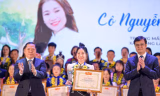 Cô giáo Nguyễn Thị Thu Hà nhận khen thưởng trong Chương trình “Chia sẻ cùng thầy cô” do Phó Bí thư Đảng ủy MTTQ, các đoàn thể T.Ư Nguyễn Phi Long (bên trái) và Bí thư thứ nhất T.Ư Đoàn Bùi Quang Huy trao tặng