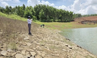 Kè đá hồ Phượng Hoàng bị bong tróc, mất liên kết, tiềm ẩn nguy cơ vỡ đập rất cao Ảnh: Nguyễn Ngọc 