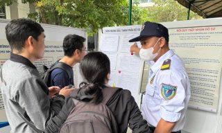 Người dân xem hướng dẫn thủ tục nộp hồ sơ dự án nhà ở xã hội tại Uy Nỗ, Đông Anh, Hà Nội