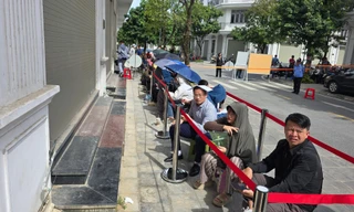 Người dân xếp hàng nộp hồ sơ mua NƠXH Uy Nỗ