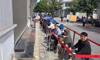 Người dân xếp hàng nộp hồ sơ mua NƠXH Uy Nỗ