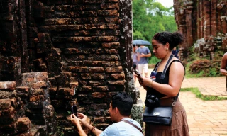 Du khách khám phá Di sản Văn hóa Thế giới Mỹ Sơn