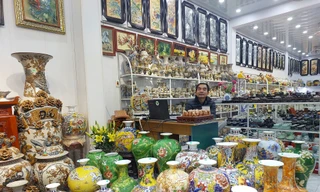 Đủ loại hàng gốm Bát Tràng chờ khách mua Ảnh: NGỌC LINH