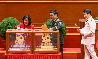 Chủ tịch Ủy ban T.Ư MTTQ Việt Nam Bùi Thị Minh Hoài, Bộ trưởng Bộ Quốc phòng Phan Văn Giang, Bộ trưởng Bộ Công an Lương Tam Quang bỏ phiếu bầu Ban Chấp hành Trung ương khoá XIV ảnh: TTXVN