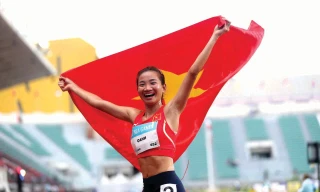 Hình ảnh đã trở thành biểu tượng, khi Nguyễn Thị Oanh giơ cao lá cờ Tổ quốc Ảnh: Anh Thắng