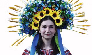 Một thiếu nữ tuần hành tại Quảng trường Trafalgar, London (Anh) kêu gọi hòa bình Nga - Ukraine Ảnh: Reuters