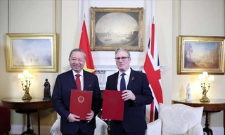 Tổng Bí thư Tô Lâm và Thủ tướng Anh Keir Starmer trao Tuyên bố chung về nâng cấp quan hệ Việt Nam - Anh lên Đối tác chiến lược toàn diện (29/10/2025)Ảnh: TTXVN