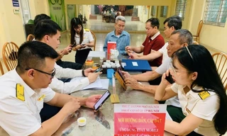 Cán bộ Thuế TP Hà Nội hỗ trợ người dân nộp thuế sử dụng đất phi nông nghiệp năm 2025 Ảnh: Thuế TP Hà Nội