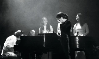 Ca sĩ Khánh Ly rơi lệ trong lần biểu diễn tại TPHCM sau hơn 40 năm xa cách (2016) Ảnh: Trần Nguyễn Anh