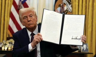 Tổng thống Mỹ Donald Trump ký sắc lệnh tại Phòng Bầu dục khi bắt đầu nhiệm kỳ thứ hai vào tháng 1/2025Ảnh: AP