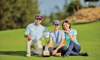 Niềm vui vỡ òa của Lê Chúc An bên bố mẹ sau ngôi vô địch Golf Quốc gia 2025 Ảnh: VGA