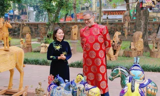 Đại sứ Pháp Olivier Brochet thích thú với triển lãm Ngựa về phố ở Văn Miếu - Quốc Tử Giám (Hà Nội)