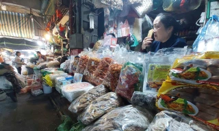 Tiểu thương nhiều chợ truyền thống đìu hiu ngóng khách 