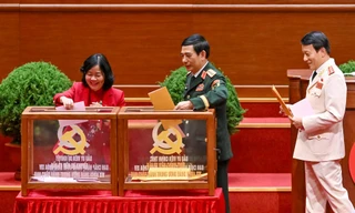 Chủ tịch Ủy ban T.Ư MTTQ Việt Nam Bùi Thị Minh Hoài, Bộ trưởng Bộ Quốc phòng Phan Văn Giang, Bộ trưởng Bộ Công an Lương Tam Quang bỏ phiếu bầu Ban Chấp hành Trung ương khoá XIV ảnh: TTXVN