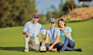 Niềm vui vỡ òa của Lê Chúc An bên bố mẹ sau ngôi vô địch Golf Quốc gia 2025 Ảnh: VGA