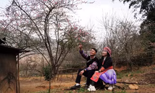 Khách du lịch chụp ảnh lưu niệm tại thôn